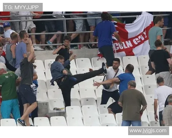 足球流氓的狂热与暴力背后:探寻球迷文化的阴暗面与社会影响 足球流氓的狂热与暴力背后:探寻球迷文化的阴暗面与社会影响